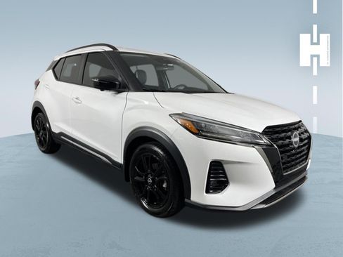 Used 2024 Nissan Kicks SR w/ SR Premium Package FWD image 1