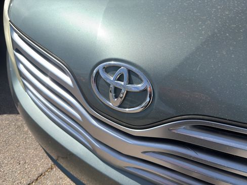 Used 2012 Toyota Venza Limited image 2