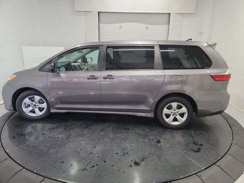 Used 2020 Toyota Sienna L image 4