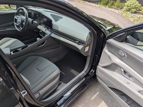 Certified 2024 Hyundai Elantra Blue image 11