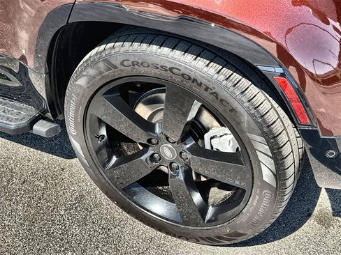 Used 2025 Land Rover Defender 130 X-Dynamic SE image 11