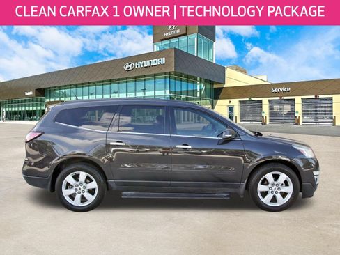 Used 2017 Chevrolet Traverse LT w/ Style and Technology Package FWD image 4