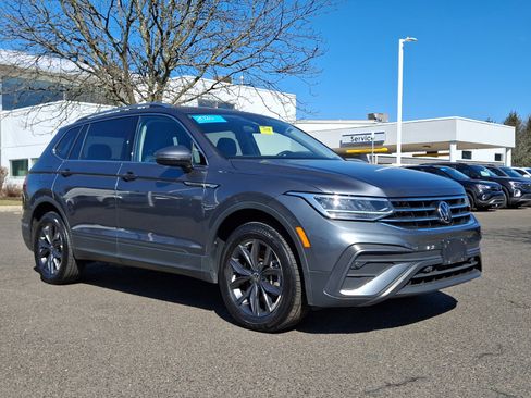 Certified 2024 Volkswagen Tiguan SE image 1