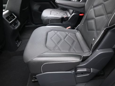 Used 2024 Volkswagen Atlas SE w/ Panoramic Sunroof Package FWD image 32