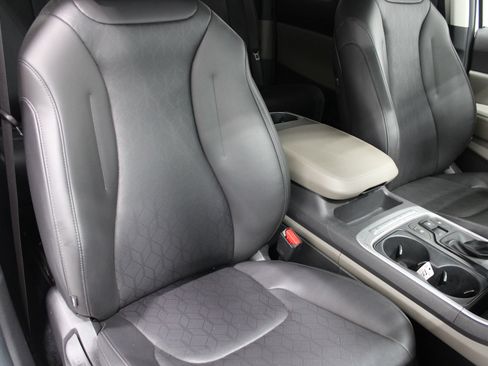 Used 2025 Kia Carnival FWD image 29