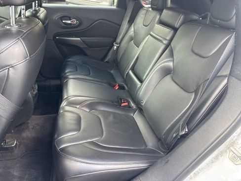 Used 2019 Jeep Cherokee Limited w/ Technology Group AWD/4WD image 11