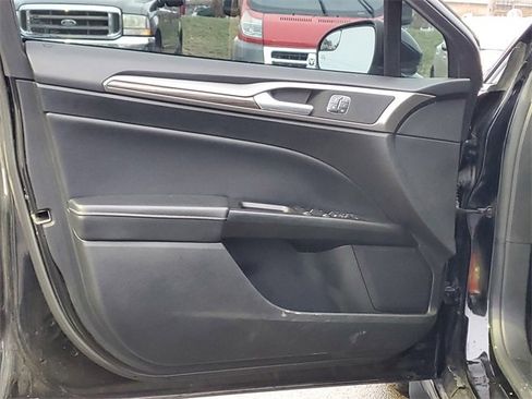 Used 2018 Ford Fusion SE w/ Fusion SE Technology Package image 9