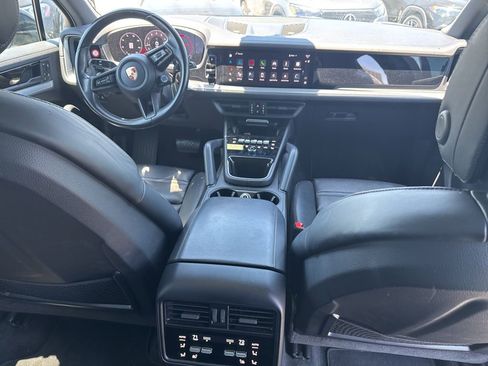 Used 2024 Porsche Cayenne AWD/4WD image 7