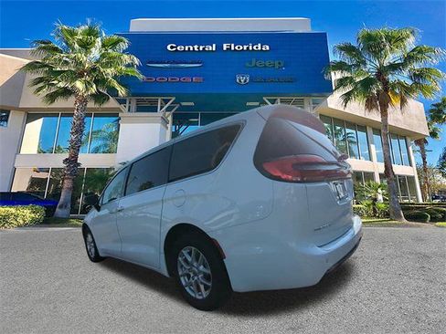 Certified 2024 Chrysler Pacifica Touring-L image 7