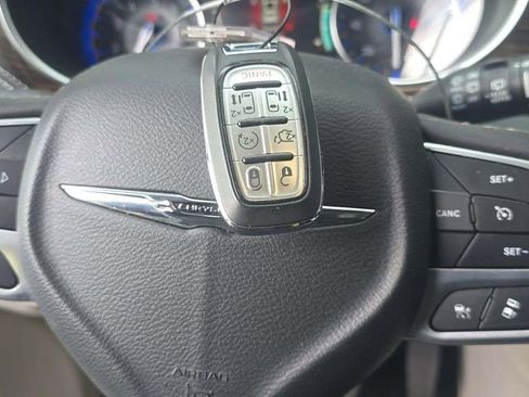 Used 2023 Chrysler Pacifica Limited FWD image 11