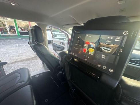 Used 2019 Chrysler Pacifica Touring-L Plus image 23