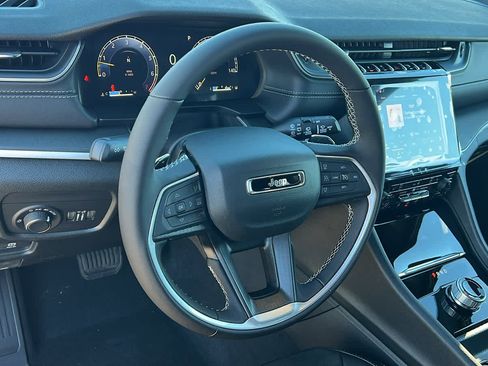 New 2025 Jeep Grand Cherokee Altitude image 10
