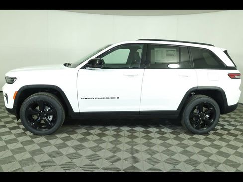 New 2025 Jeep Grand Cherokee Altitude image 2