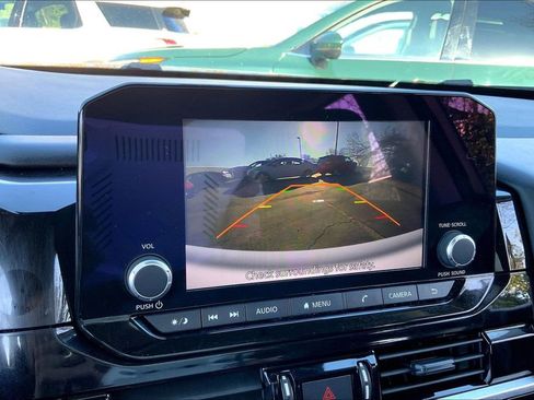 Used 2024 Nissan Pathfinder SV image 11