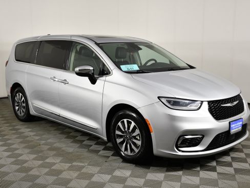 Used 2023 Chrysler Pacifica Limited FWD image 4