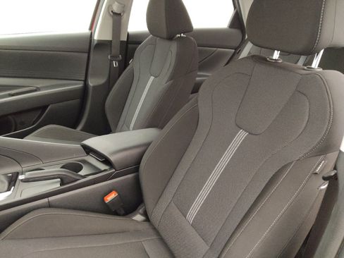 Used 2025 Hyundai Elantra SE FWD image 17