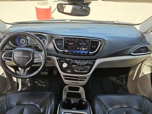 Used 2022 Chrysler Pacifica Touring-L FWD image 17