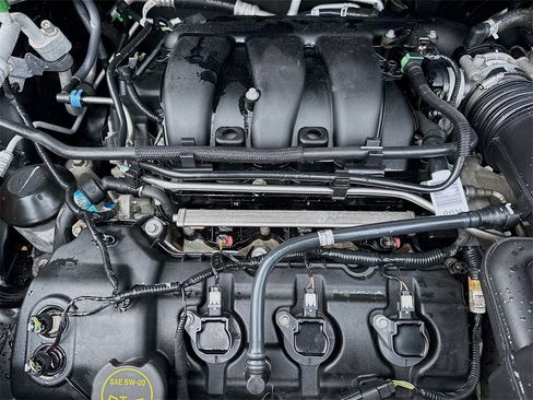 Used 2018 Ford Explorer XLT image 30