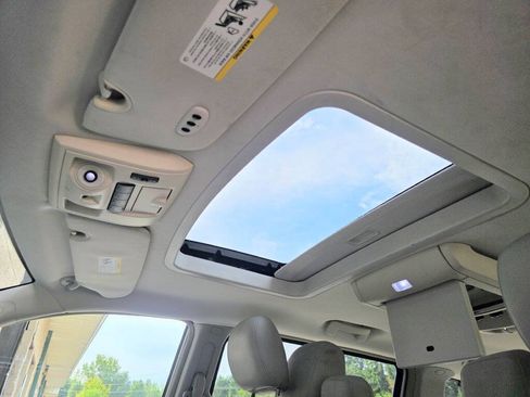 Used 2008 Chrysler Town & Country Limited w/ Entertainment Group #3 FWD image 8