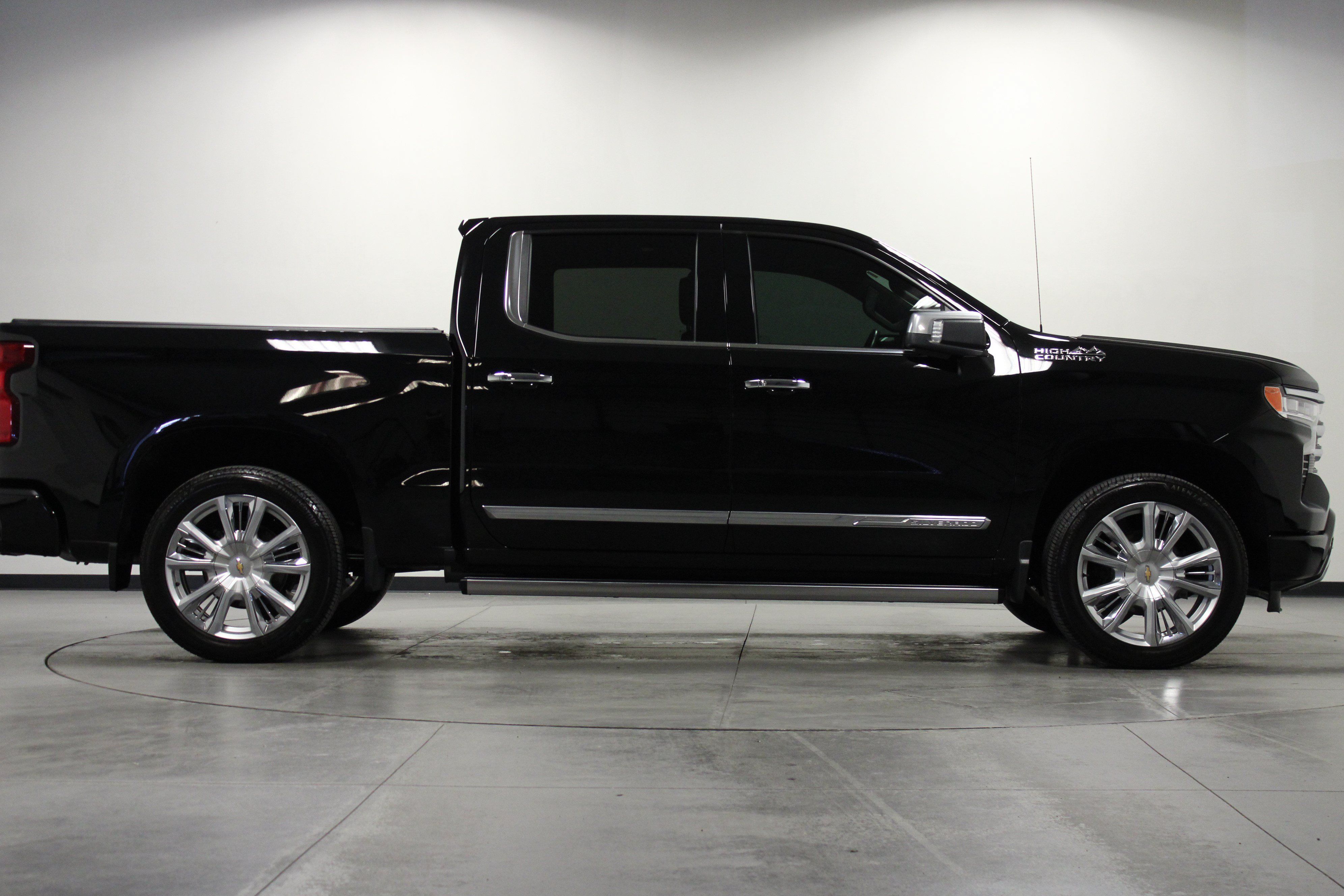 Used 2026 Chevrolet Silverado 1500 High Country AWD/4WD image 3