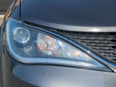 Used 2019 Chrysler Pacifica Touring-L FWD image 10
