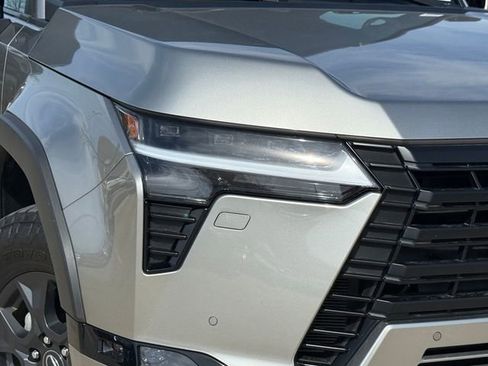 Used 2024 Lexus GX 550 image 3