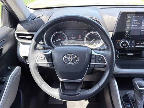 Used 2022 Toyota Highlander XLE image 6