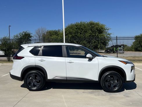 Used 2026 Nissan Rogue SV FWD image 3