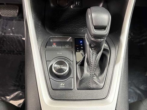 Used 2019 Toyota RAV4 LE w/ Carpet Mat Package AWD/4WD image 21