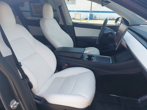 Used 2021 Tesla Model Y Long Range image 10