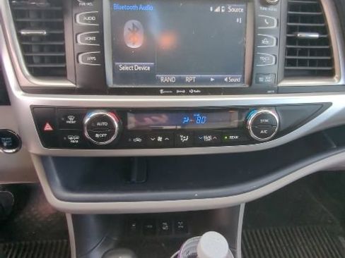 Used 2017 Toyota Highlander XLE AWD/4WD image 12