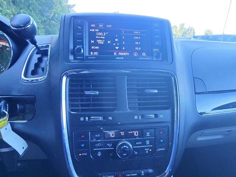 Used 2017 Dodge Grand Caravan SXT w/ Driver Convenience Group FWD image 14