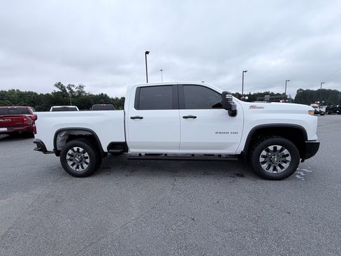 Used 2024 Chevrolet Silverado 2500 Custom w/ Custom Convenience Package AWD/4WD image 4