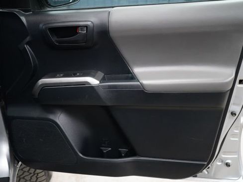 Used 2017 Toyota Tacoma SR5 AWD/4WD image 45