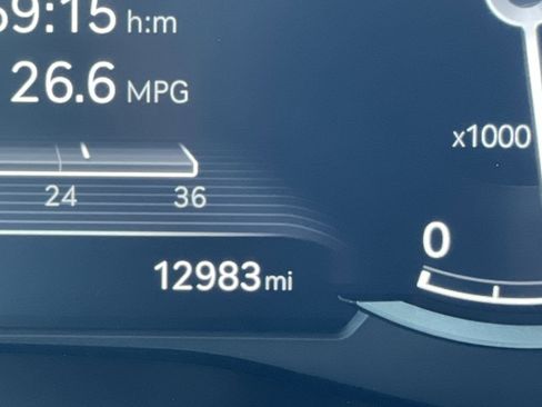 Used 2025 Genesis G70 2.5T image 12