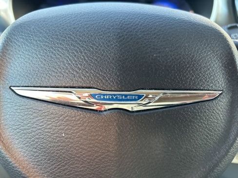 Used 2021 Chrysler Pacifica Touring-L w/ Premium & Safety Sphere Group image 20