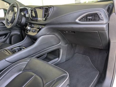 Used 2025 Chrysler Pacifica Limited FWD image 17