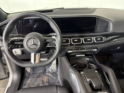 Used 2024 Mercedes-Benz GLS 580 4MATIC image 3