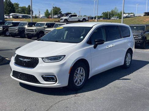 Used 2024 Chrysler Pacifica Touring-L FWD image 3