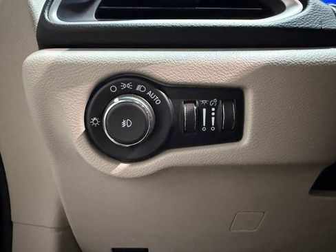 Used 2021 Chrysler Pacifica Touring-L FWD image 41