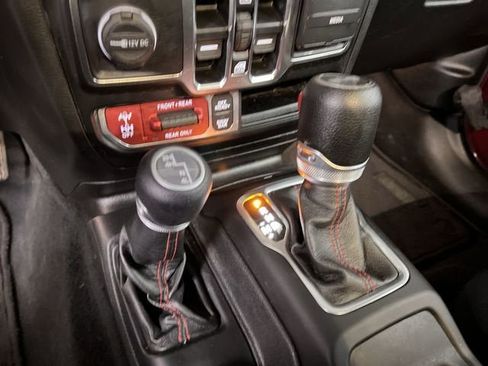 Used 2022 Jeep Wrangler Unlimited Rubicon w/ Cold Weather Group image 16