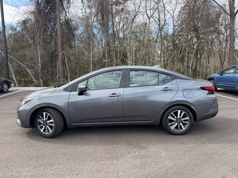 Used 2023 Nissan Versa SV image 3