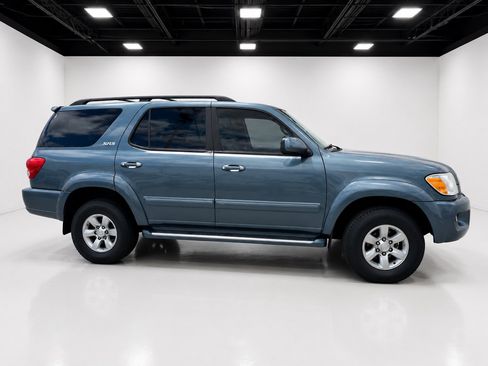 Used 2007 Toyota Sequoia SR5 AWD/4WD image 2