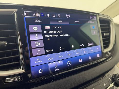 Used 2023 Chrysler Pacifica Touring-L FWD image 11