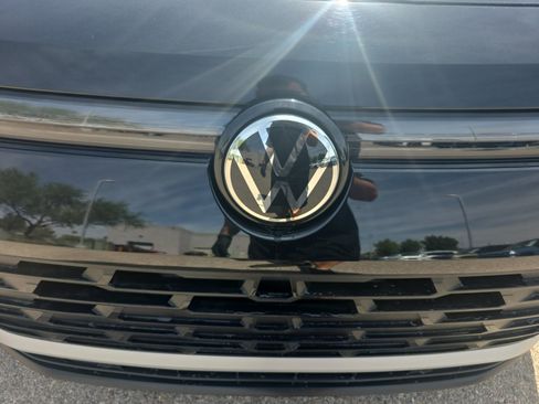 Certified 2025 Volkswagen Tiguan SE w/ Panoramic Sunroof Package FWD image 23