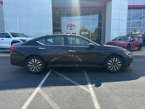 Used 2025 Nissan Altima 2.5 SV FWD image 2
