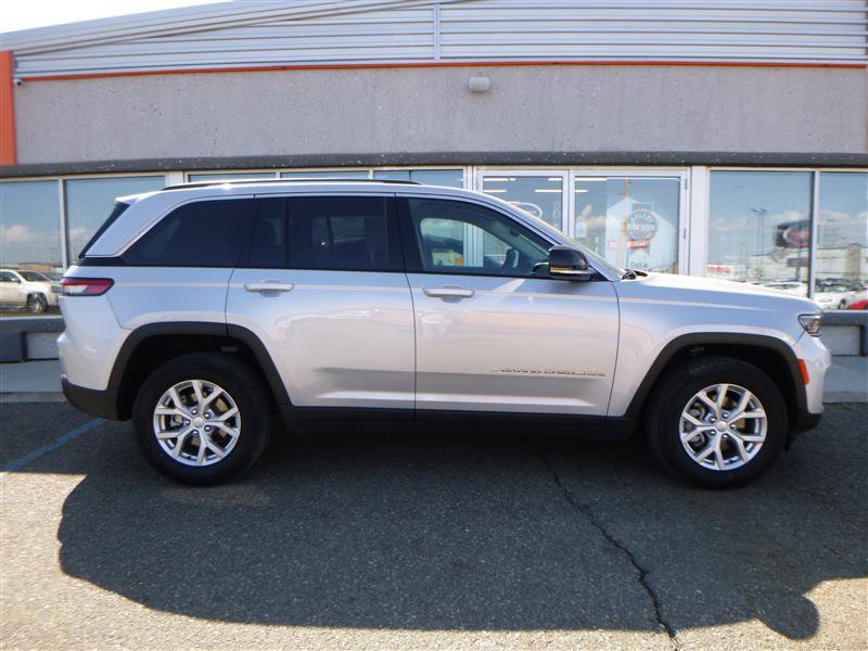 Used 2023 Jeep Grand Cherokee Limited AWD/4WD image 4