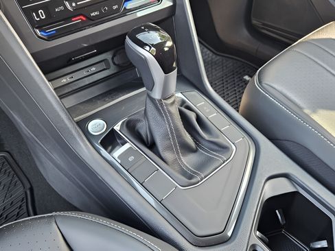 Certified 2024 Volkswagen Tiguan SE FWD image 16