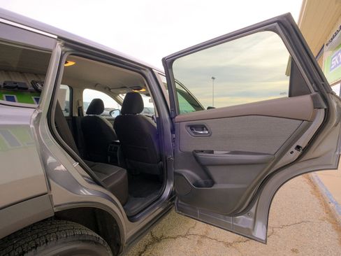 Used 2023 Nissan Rogue SV image 19