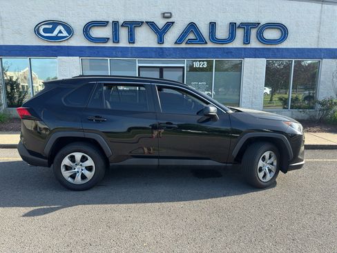 Used 2021 Toyota RAV4 LE image 3